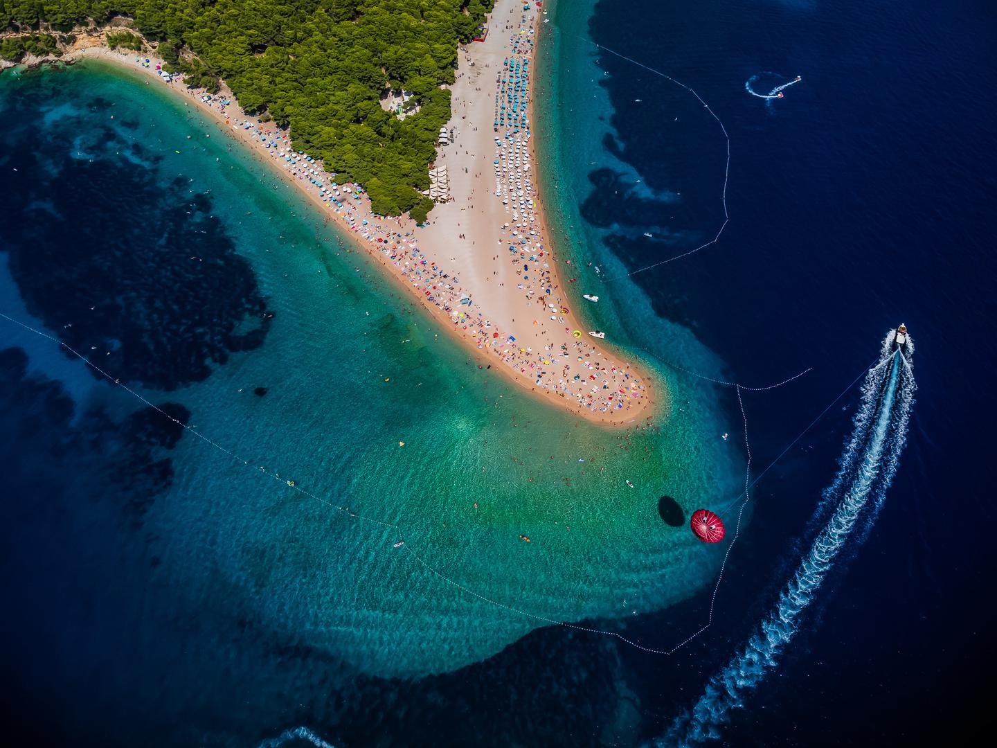 Plaža Zlatni rat u Bolu na otoku Braču također je ponos Hrvatske, a smatra je se jednim od simbola hrvatskog turizma. Ovaj šljunčani rt fenomen je u svakom smislu riječi, a čak je i zaštićen zakonom.

